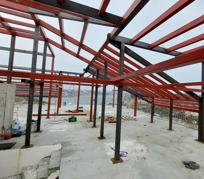 Bina üstünde çelik çatı konstrüksiyonu