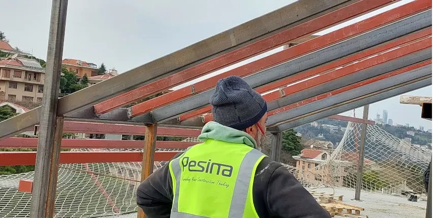 Çelik çatı montajı, sahada çalışan ekip