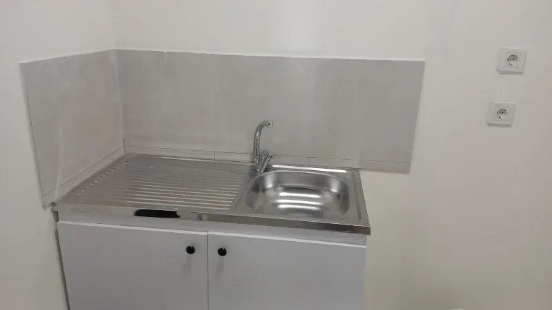 Kabin içindeki alt dolaplı eviyeli mutfak tezgâhı