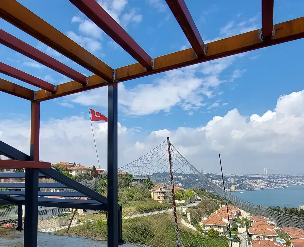 İstanbul Boğaz sırtlarında tamamlanan çelik çatı konstrüksiyonu