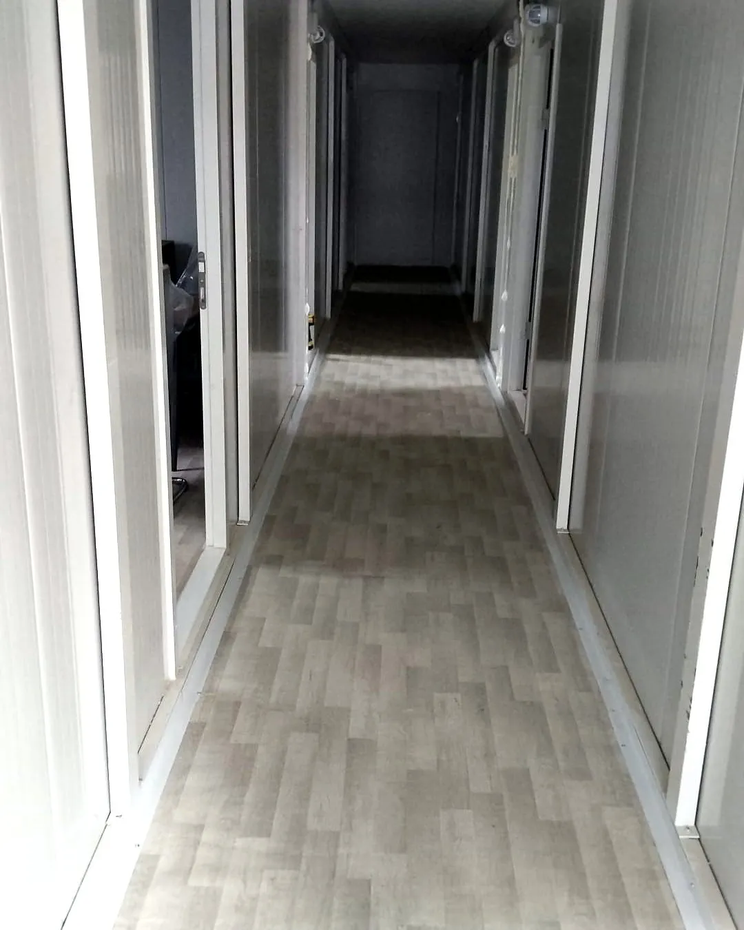 İki katlı konteyner ofisin iç koridoru ve ofis kapıları